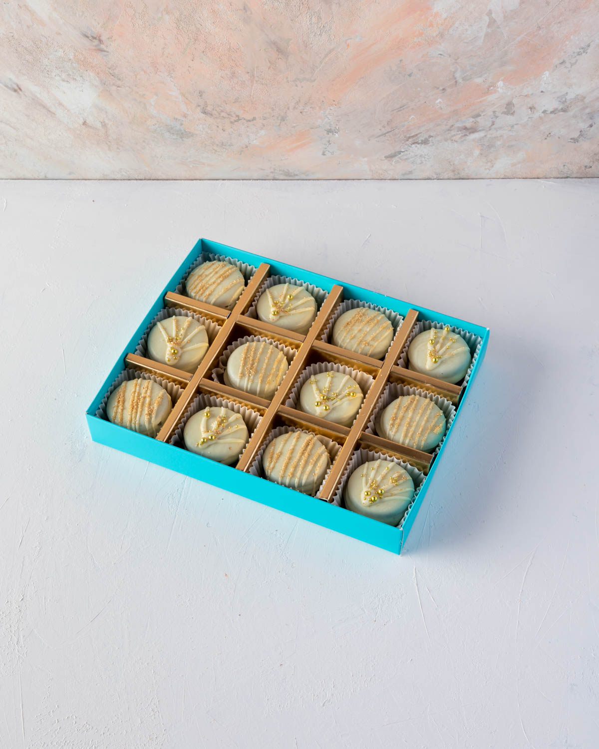 My Glamourous OreosChocolate & ConfectioneryYOUR GIFT CONTAINS 12pcs white chocolate covered Oreos hand designed with golden edible sprinkles Flavors: Oreo cookies, pure white chocolate, edible golden sprinkles Box dimensions: LxBxH: 24x18.5x3.5cm HANDLIN