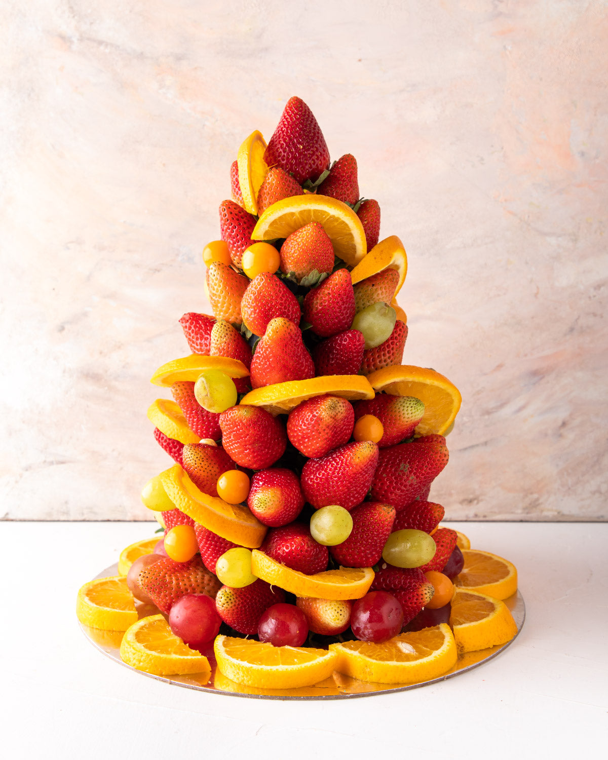 Strawberry Christmas TreeChocolate & ConfectioneryYour Gift Contains: • 62 pieces ripe strawberries • Valencia orange • Green Grapes Box Size: LxBxH: 28x28x26cm HANDLING AND STORAGE Keep away from direct heat and sunlight Best stored between 8-15 °C Suita
