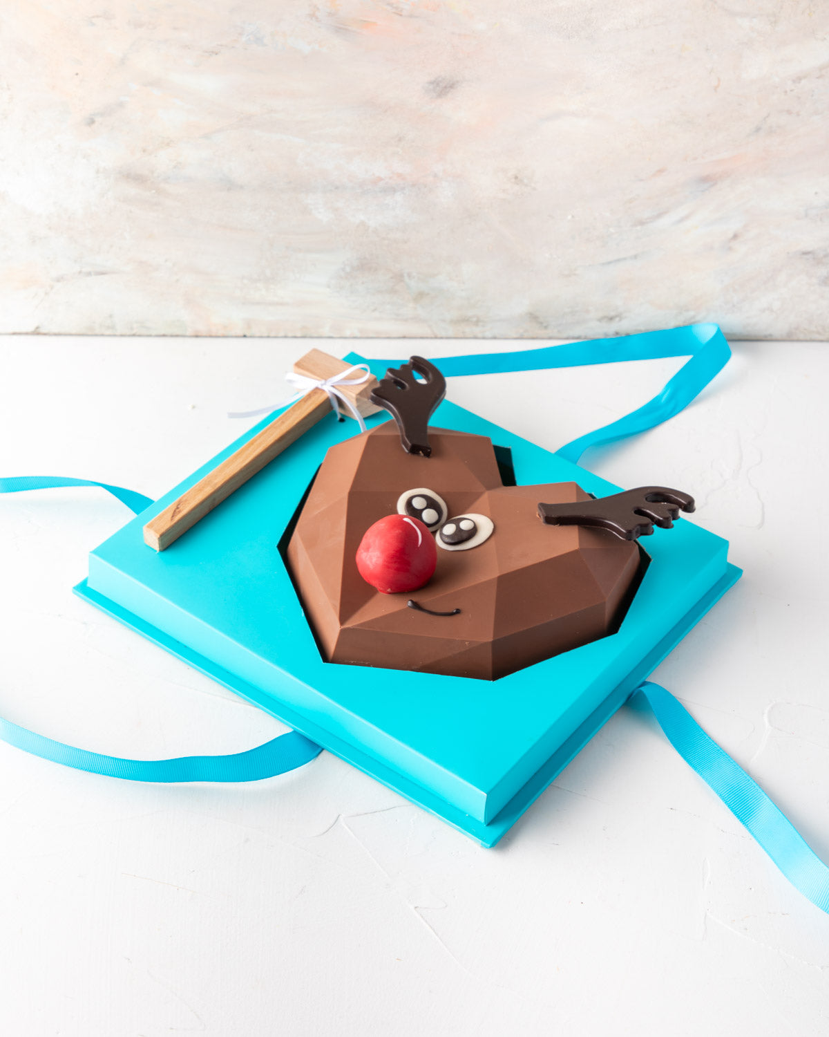 Piñata Reindeer by NJDChocolate & ConfectioneryYour Gift Contains: • Reindeer face Piñata made with approx. 400gms Milk Chocolate • 1 large Brownie cake pop as the nose • Filled with 10 pieces Christmas theme Milk chocolate Box Size: LxBxH: 21x25x9.5cm HA