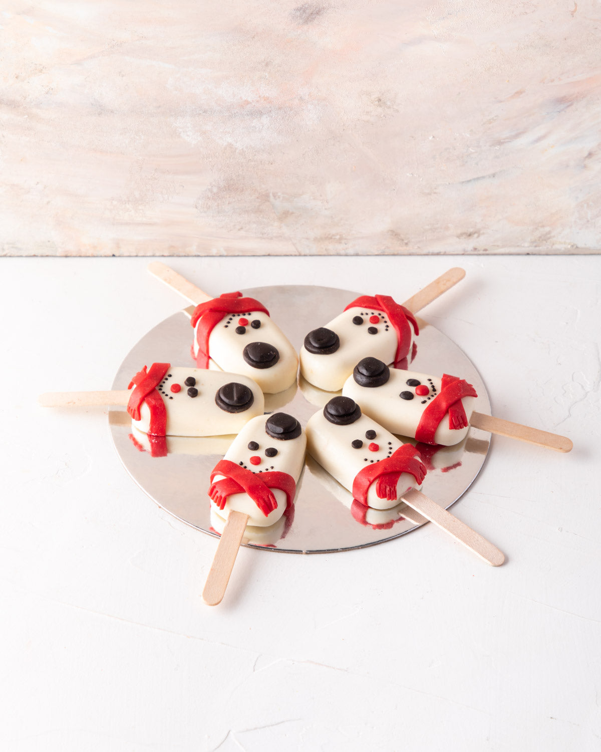 Snowman Cakesicles by NJDChocolate & ConfectioneryYour Gift Contains: • 6 pieces Red Velvet Snowman designed Cakesicles covered in white chocolate Box Size: LxBxH: 23.5x17x18cm HANDLING AND STORAGE Keep away from direct heat and sunlight Best stored betwe