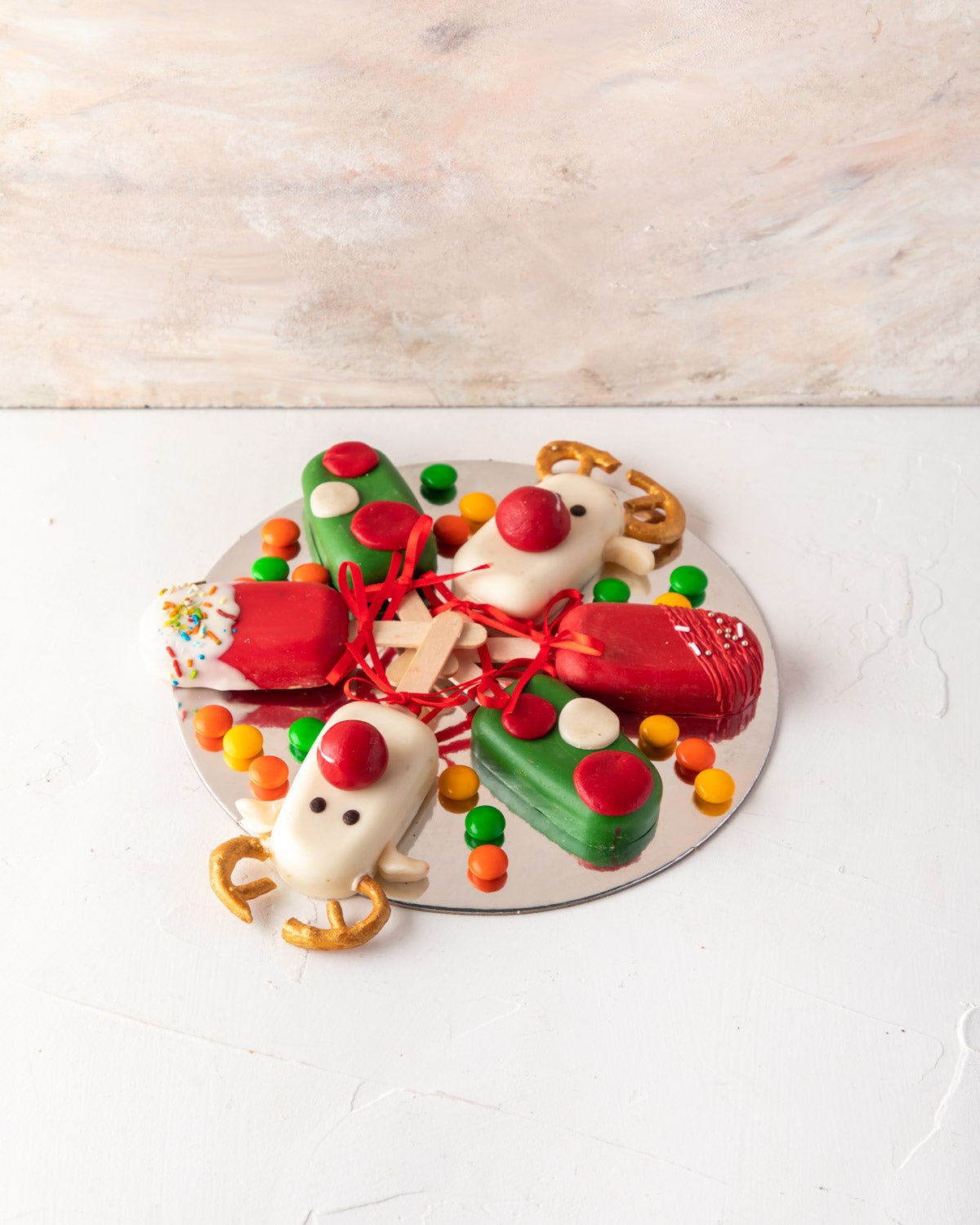 Christmas Theme Cakesicles by NJDChocolate & ConfectioneryYour Gift Contains: • 6 pieces Christmas theme Red Velvet cakesicles Box Size: LxBxH: 23.5x17x18cm HANDLING AND STORAGE Keep away from direct heat and sunlight Best stored between 15-20 °C NOT Suit