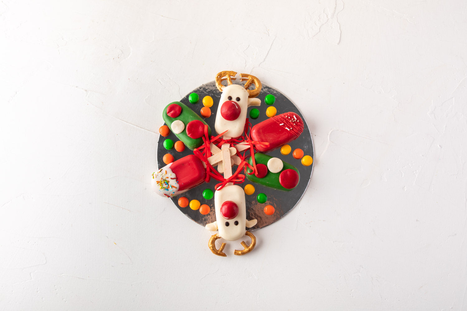 Christmas Theme Cakesicles by NJDChocolate & ConfectioneryYour Gift Contains: • 6 pieces Christmas theme Red Velvet cakesicles Box Size: LxBxH: 23.5x17x18cm HANDLING AND STORAGE Keep away from direct heat and sunlight Best stored between 15-20 °C NOT Suit