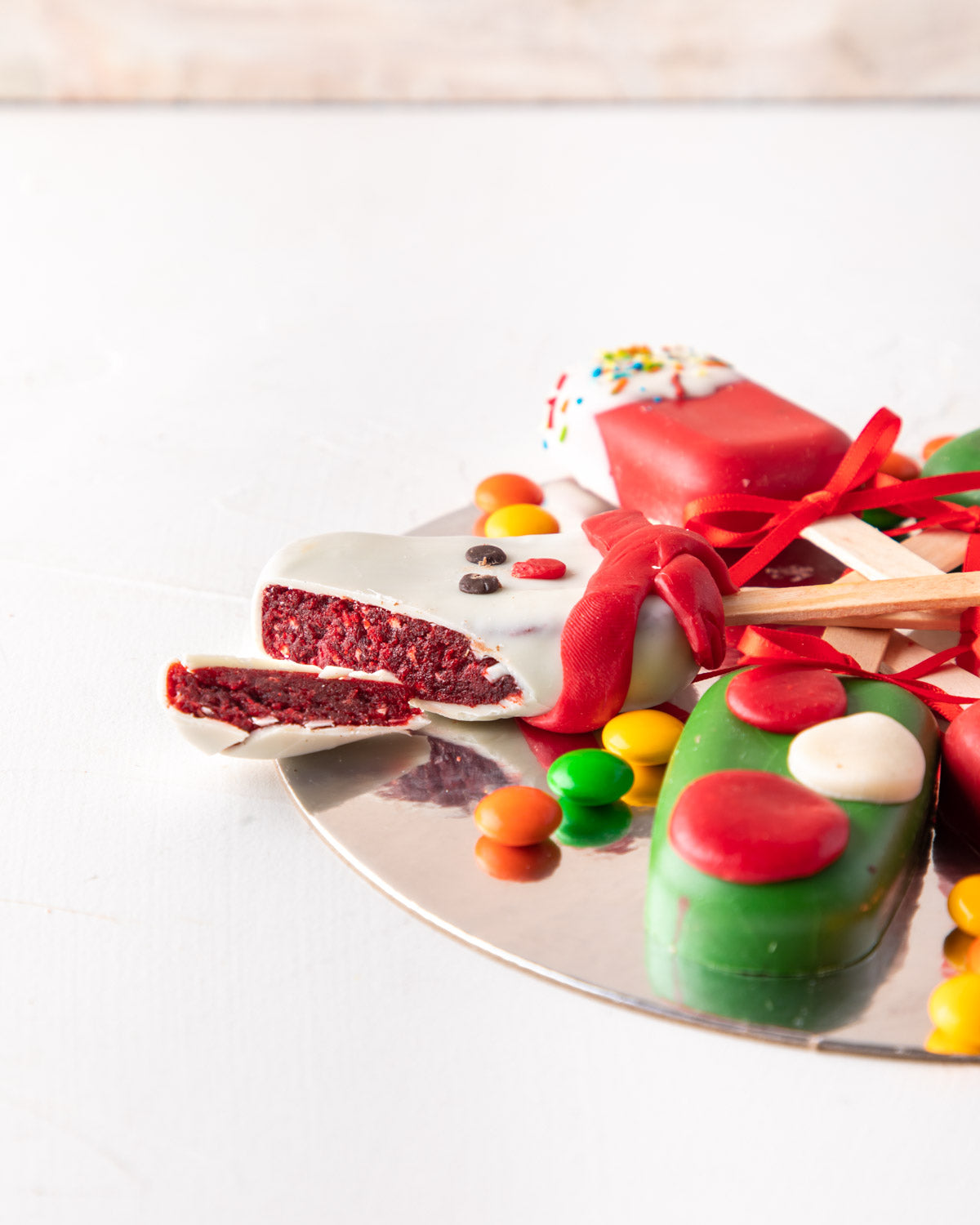 Christmas Theme Cakesicles by NJDChocolate & ConfectioneryYour Gift Contains: • 6 pieces Christmas theme Red Velvet cakesicles Box Size: LxBxH: 23.5x17x18cm HANDLING AND STORAGE Keep away from direct heat and sunlight Best stored between 15-20 °C NOT Suit