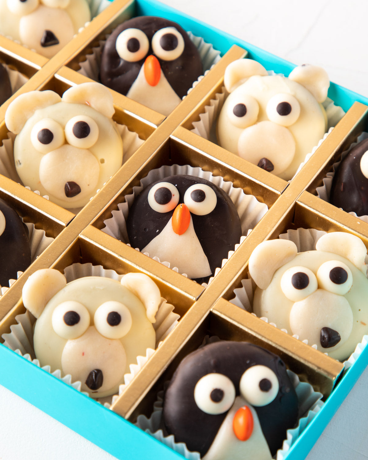 Penguin and Polar Bear Oreos by NJDChocolate & ConfectioneryYour Gift Contains: • 12 pieces chocolate covered Oreos designed as Panda and Polar Bear • Made using dark and White chocolate Box Size: LxBxH: 24x18x4cm HANDLING AND STORAGE Keep away from direc