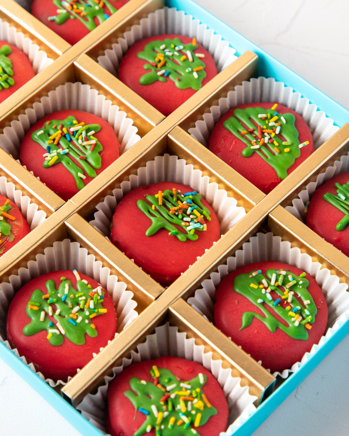 12pcs Christmas Theme Oreos by NJDChocolate & ConfectioneryYour Gift Contains: • 12PCS Red Chocolate covered Oreos with Christmas tree design and sprinkles Box Size: LxBxH: 24x18x4cm HANDLING AND STORAGE Keep away from direct heat and sunlight Best stored