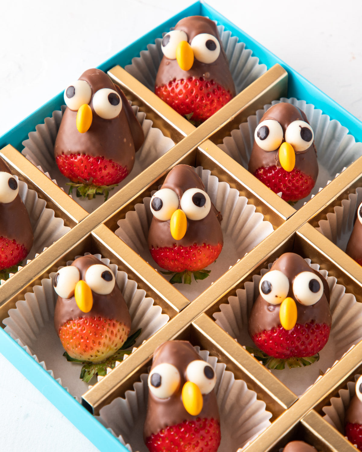 Chocolate Strawberry PenguinsChocolate & ConfectioneryYour Gift Contains: • 12 pieces chocolate covered strawberries designed as penguins • Contains candies, dark and milk chocolate in small percentage Box Size: LxBxH: 24x18x4cm HANDLING AND STORAGE Keep