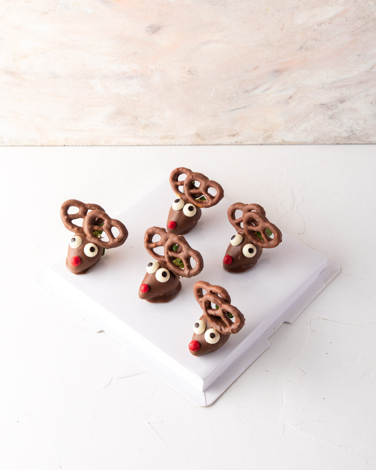 Chocolate Strawberry Reindeer by NJDChocolate & ConfectioneryYour Gift Contains: • 12 pieces Chocolate covered Strawberries designed as Reindeers Box Size: LxBxH: 24x24x7cm HANDLING AND STORAGE Keep away from direct heat and sunlight Best stored between 8