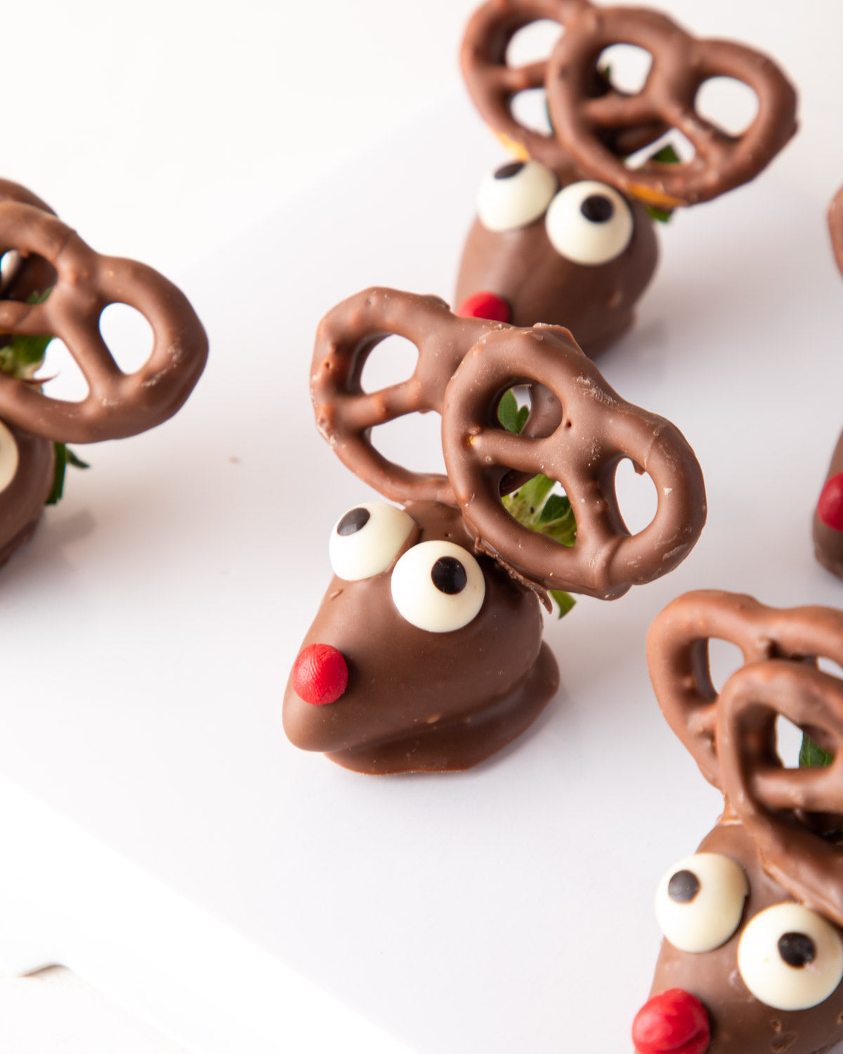 Chocolate Strawberry Reindeer by NJDChocolate & ConfectioneryYour Gift Contains: • 12 pieces Chocolate covered Strawberries designed as Reindeers Box Size: LxBxH: 24x24x7cm HANDLING AND STORAGE Keep away from direct heat and sunlight Best stored between 8