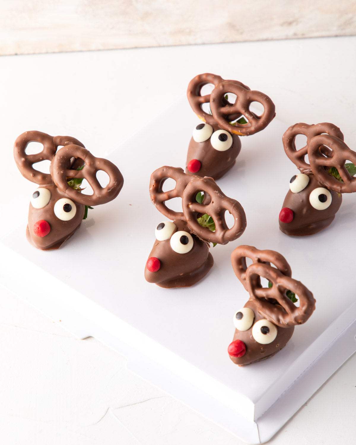 Chocolate Strawberry Reindeer by NJDChocolate & ConfectioneryYour Gift Contains: • 12 pieces Chocolate covered Strawberries designed as Reindeers Box Size: LxBxH: 24x24x7cm HANDLING AND STORAGE Keep away from direct heat and sunlight Best stored between 8