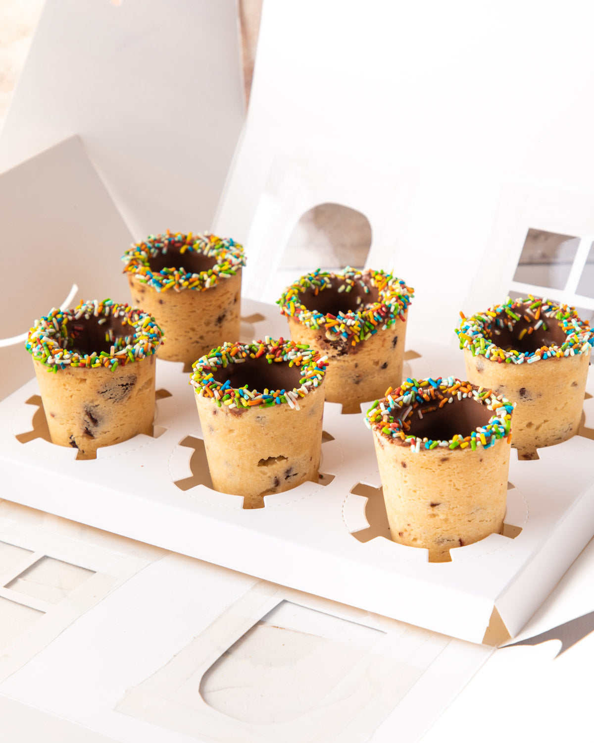 Traditional Cookie shots by NJDChocolate & ConfectioneryYour Gift Contains: • 6 pieces Cookie shot cups • Covered with milk chocolate from the inside • Edible Sprinkles on the top • Pour lukewarm milk and enjoy Box Size: LxBxH: 23.5x16x22.5cm HANDLING AND