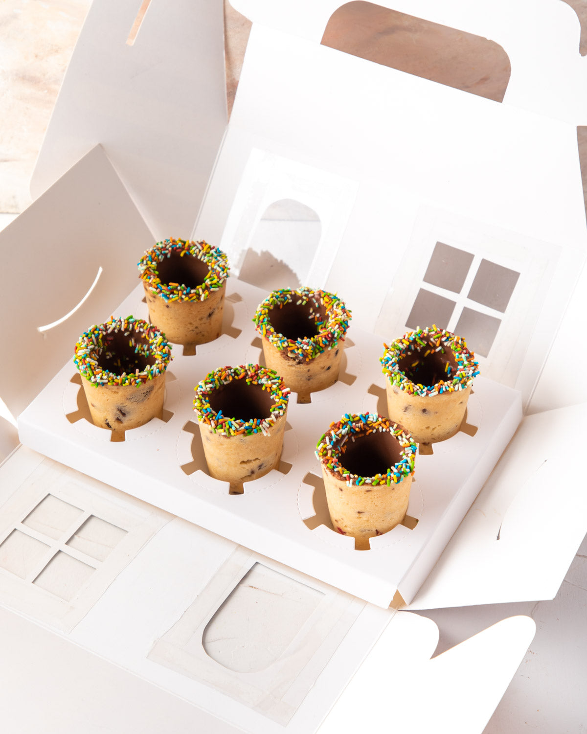 Traditional Cookie shots by NJDChocolate & ConfectioneryYour Gift Contains: • 6 pieces Cookie shot cups • Covered with milk chocolate from the inside • Edible Sprinkles on the top • Pour lukewarm milk and enjoy Box Size: LxBxH: 23.5x16x22.5cm HANDLING AND