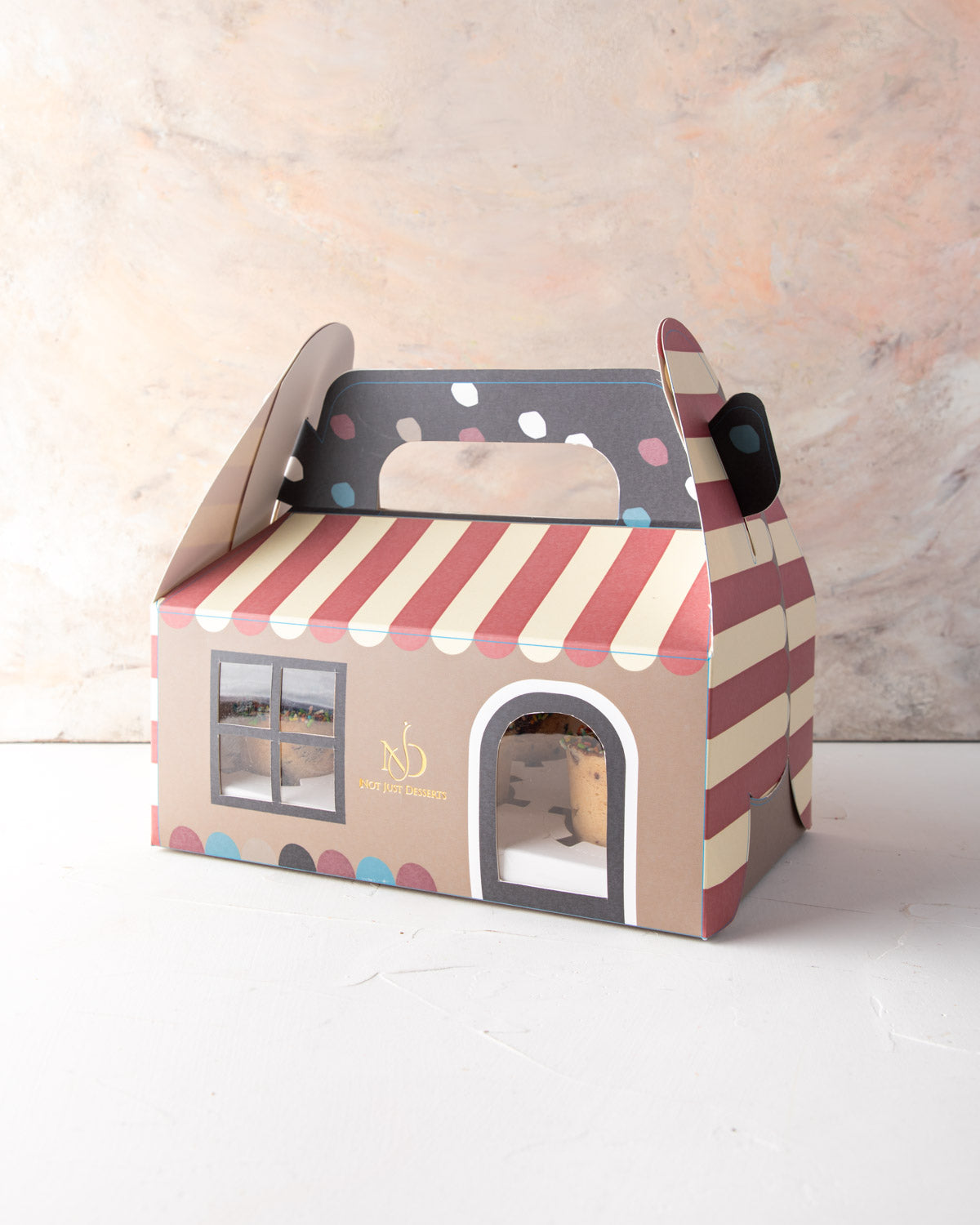 Traditional Cookie shots by NJDChocolate & ConfectioneryYour Gift Contains: • 6 pieces Cookie shot cups • Covered with milk chocolate from the inside • Edible Sprinkles on the top • Pour lukewarm milk and enjoy Box Size: LxBxH: 23.5x16x22.5cm HANDLING AND