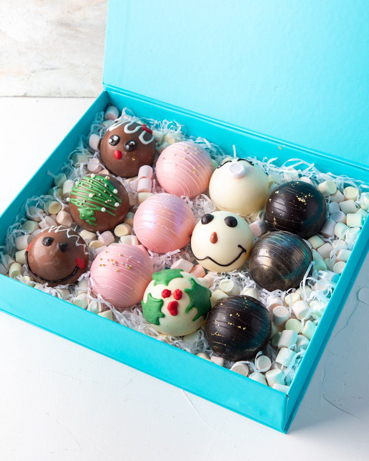 Christmas Hot Chocolate bombsChocolate & ConfectioneryYour Gift Contains: • 12 Hot Chocolate bombs filled with mini marshmallows and hot chocolate 3x Milk Chocolate Bomb 3x Pink Chocolate Bomb 3x White Chocolate Bomb 3x Dark Chocolate Bomb Place the hot c