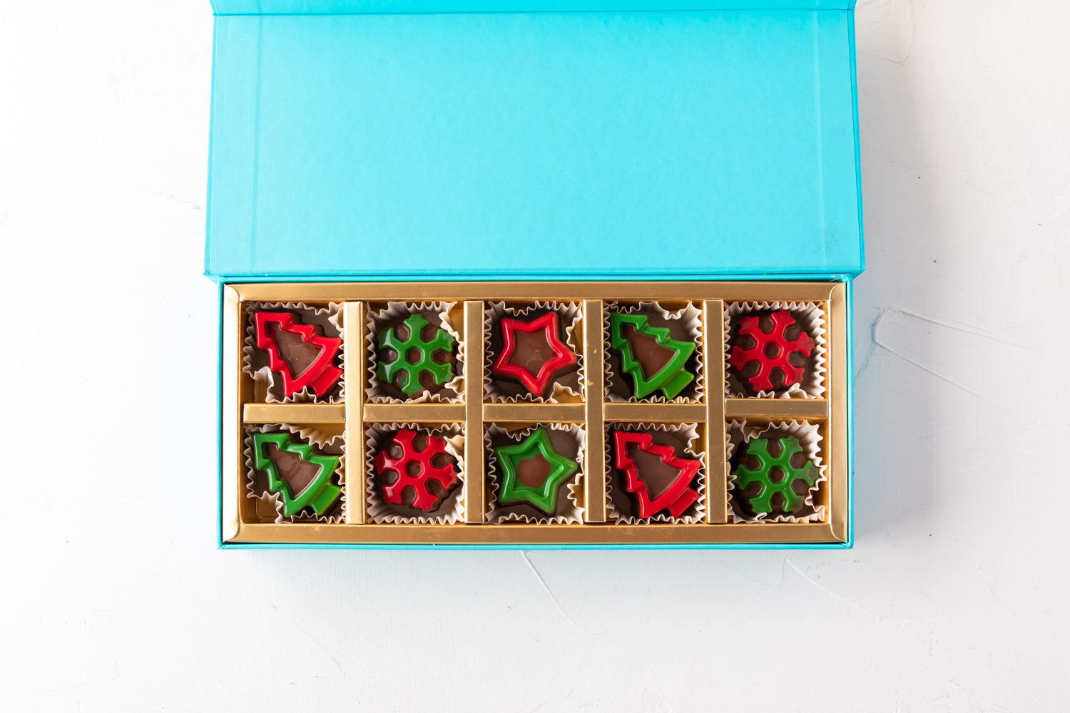 10pcs Christmas Chocolate BoxChocolate & ConfectioneryYour Gift Contains: • 10 pieces assorted Christmas chocolates • Flavors: Peanut Butter praline, Hazelnut, Lotus and Rocher Box Size: LxBxH: 25x12x4cm HANDLING AND STORAGE Keep away from direct heat and
