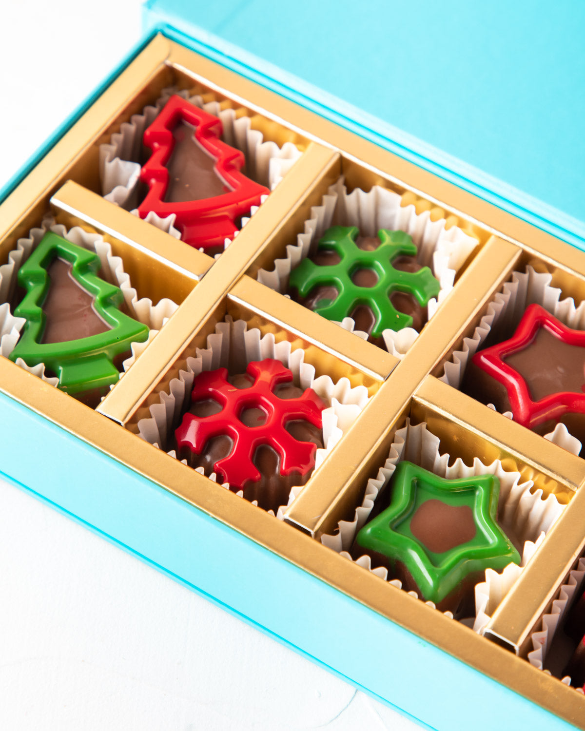 10pcs Christmas Chocolate BoxChocolate & ConfectioneryYour Gift Contains: • 10 pieces assorted Christmas chocolates • Flavors: Peanut Butter praline, Hazelnut, Lotus and Rocher Box Size: LxBxH: 25x12x4cm HANDLING AND STORAGE Keep away from direct heat and