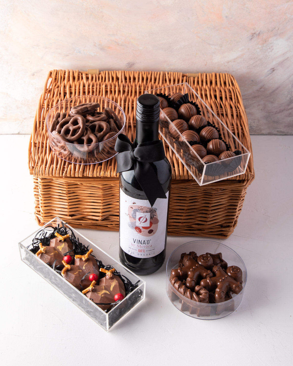 0% Organic Merlot and Chocolate Hamper by NJDChocolate & ConfectioneryYour Gift Contains: • 1 box of Christmas characters Milk chocolates 220gms • 8 pieces Milk chocolate covered Oreos • 10 pieces Milk chocolate truffles • 1 box with 3 pieces Rodolph the