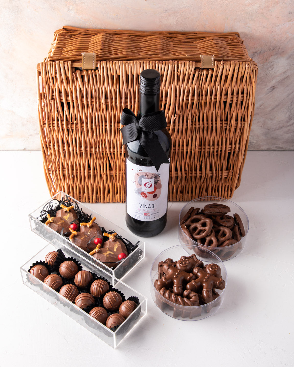0% Organic Merlot and Chocolate Hamper by NJDChocolate & ConfectioneryYour Gift Contains: • 1 box of Christmas characters Milk chocolates 220gms • 8 pieces Milk chocolate covered Oreos • 10 pieces Milk chocolate truffles • 1 box with 3 pieces Rodolph the