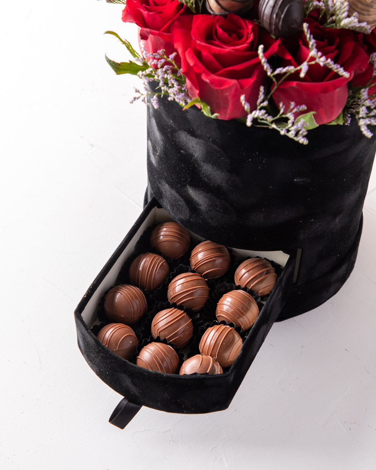 Christmas and New Year Combo by NJDFlowersYour Gift Contains: • 1 Large Balloon with Merry Christmas / Happy New Year message • 11 Red roses • 10 pieces chocolate covered strawberries • 16 pieces Milk chocolate truffles Box Size: LxBxH: 17X17X64CM HANDLIN