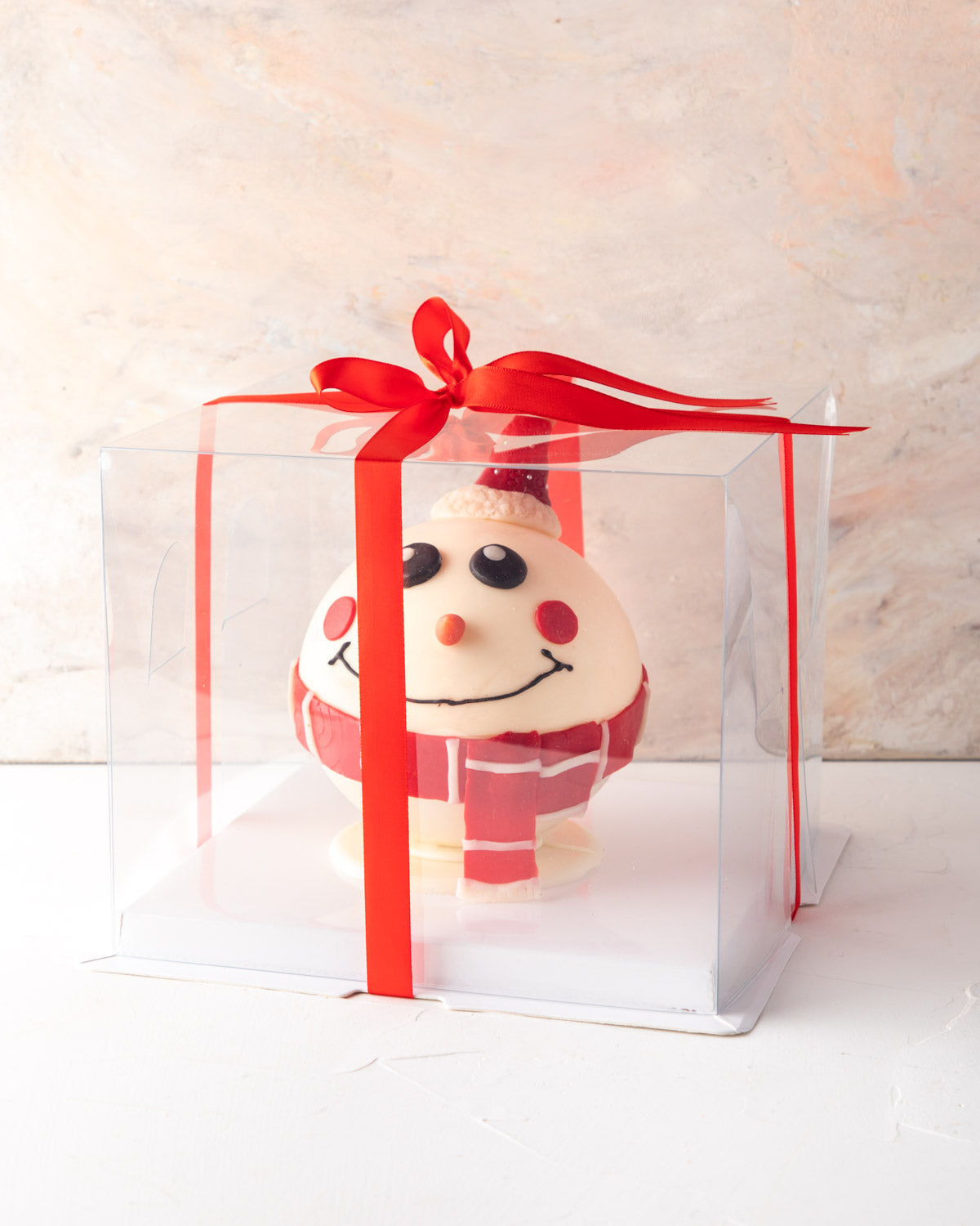 Piñata Snowman by NJDChocolate & ConfectioneryYour Gift Contains: • 3D Edible Snowman made in White and colored Chocolate • Weight approx. 300gms (20gms (+/-) • Filled with Marshmallows and 10 White assorted chocolates Box Size: LxBxH: 23.5X23.5X18cm HAND