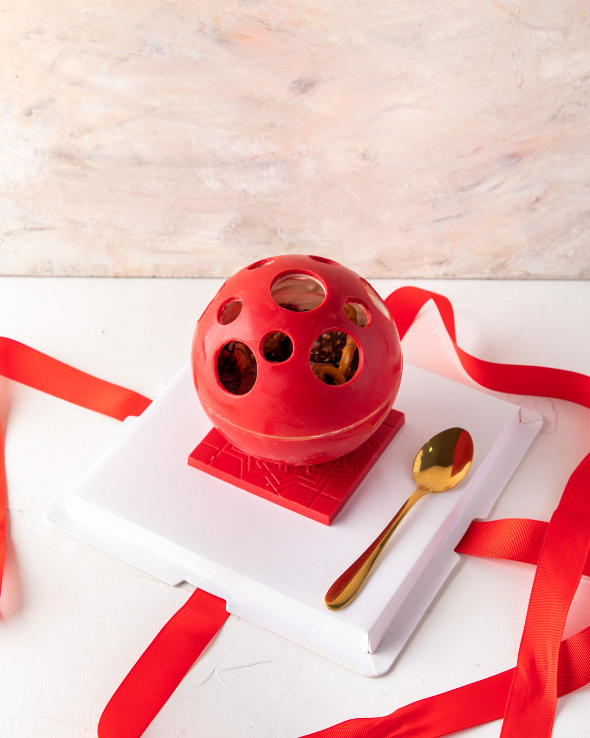 Season's Special Indulgence by NJDChocolate & ConfectioneryYour Gift Contains: • Edible chocolate bowl with Hazelnut praline • 12 fresh strawberries • Pretzels • 3 Rocher • 1 Spoon • Total weight: 750gms (20gms +/-) Box Size: LxBxH: 23x23x18cm HANDLING AN