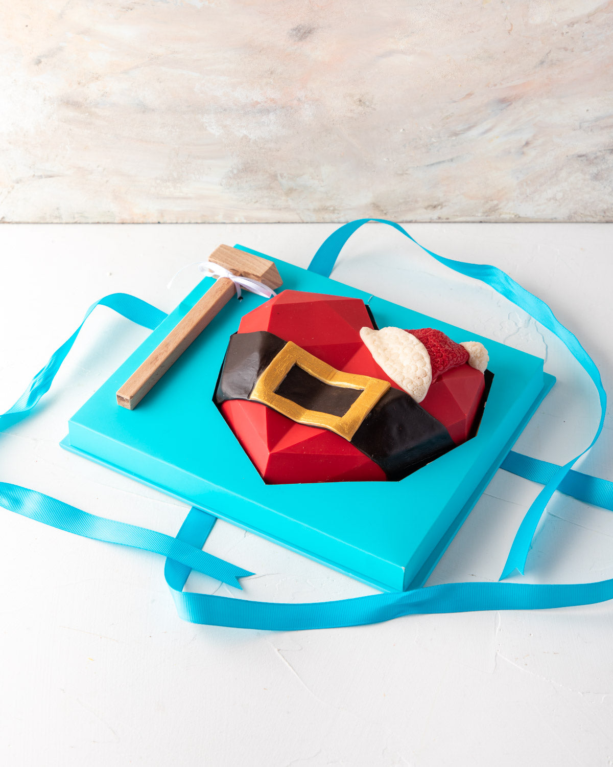 Christmas Piñata Heart by NJDChocolate & ConfectioneryYour Gift Contains: • Approx. 400gms Piñata heart as Santa's Belt • Made with colored chocolate • Filled with 10 pieces Christmas theme Milk chocolates Box Size: LxBxH: 21x25x9.5cm HANDLING AND STORAGE