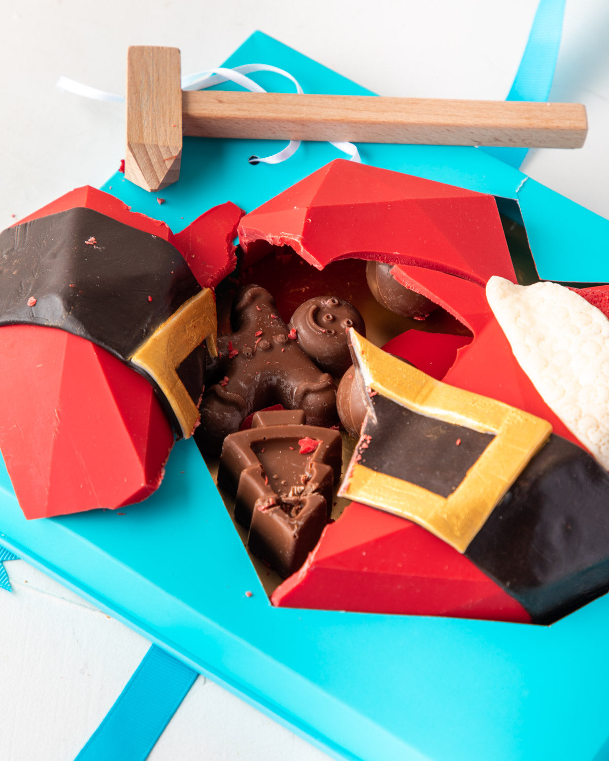 Christmas Piñata Heart by NJDChocolate & ConfectioneryYour Gift Contains: • Approx. 400gms Piñata heart as Santa's Belt • Made with colored chocolate • Filled with 10 pieces Christmas theme Milk chocolates Box Size: LxBxH: 21x25x9.5cm HANDLING AND STORAGE