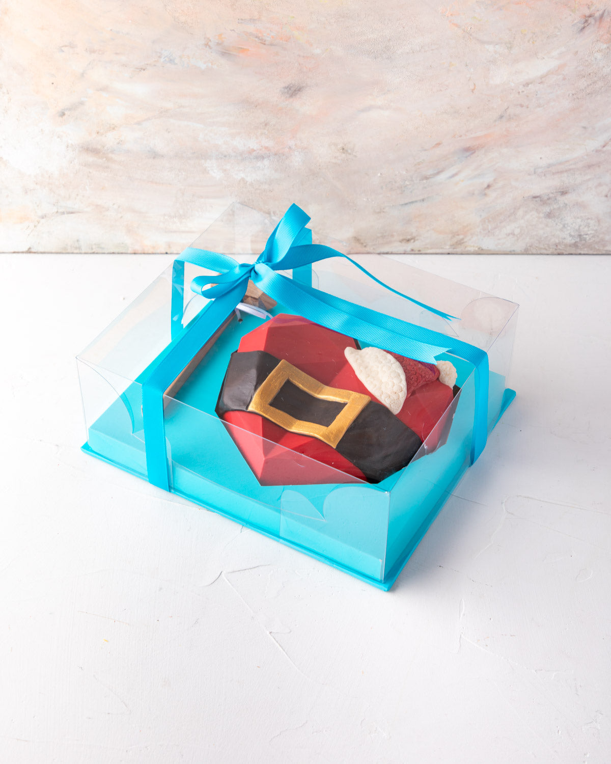 Christmas Piñata Heart by NJDChocolate & ConfectioneryYour Gift Contains: • Approx. 400gms Piñata heart as Santa's Belt • Made with colored chocolate • Filled with 10 pieces Christmas theme Milk chocolates Box Size: LxBxH: 21x25x9.5cm HANDLING AND STORAGE