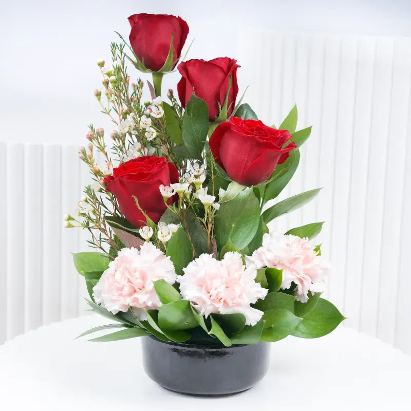 Valentine flower and chocolate gift by Memories