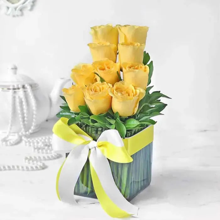 Bouquet of 10 yellow roses in glass vase