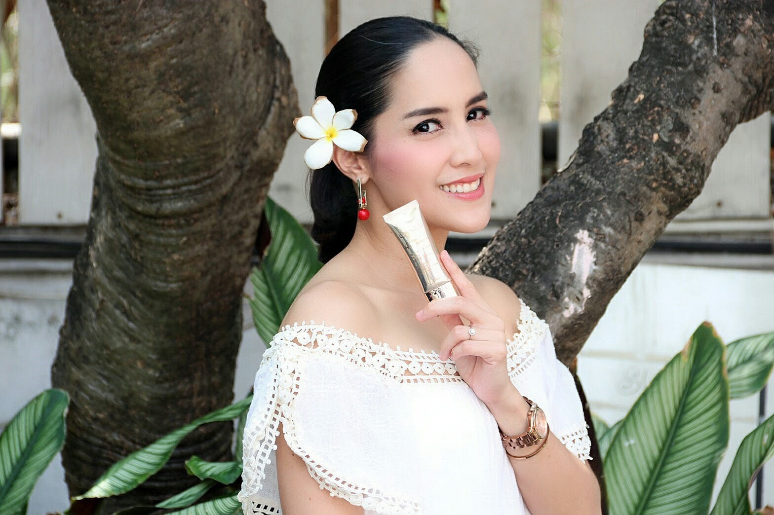 Sensorial Stem Cell Sun Protection SPF Booster 80Personal CareA mild and light sunscreen cream with a non-greasy and silk layer. Brightens your skin tone and shields with UVA, UVB and UVC protection. It can be used as concealer, make up base or cream foun