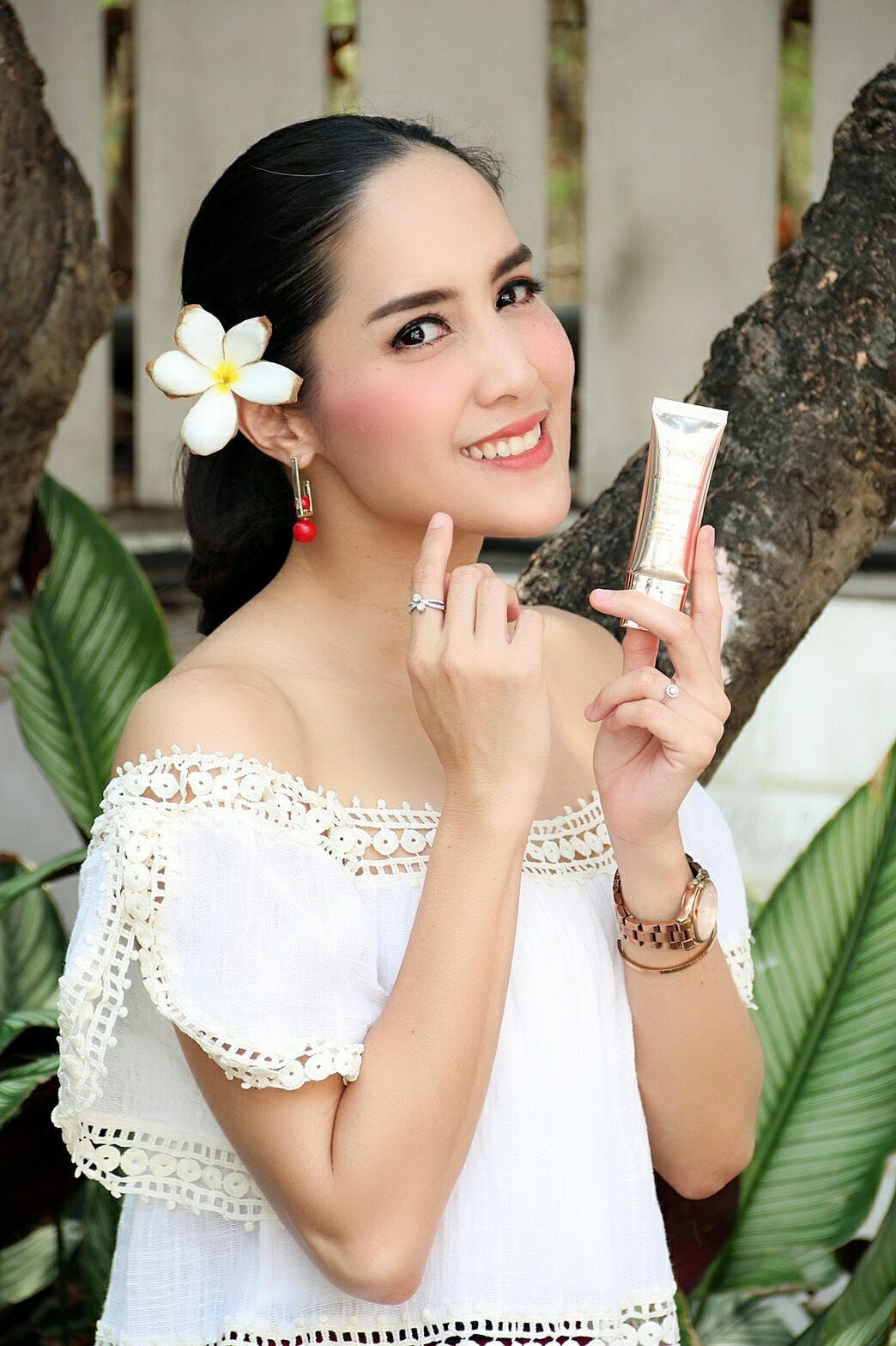 Sensorial Stem Cell Sun Protection SPF Booster 80Personal CareA mild and light sunscreen cream with a non-greasy and silk layer. Brightens your skin tone and shields with UVA, UVB and UVC protection. It can be used as concealer, make up base or cream foun