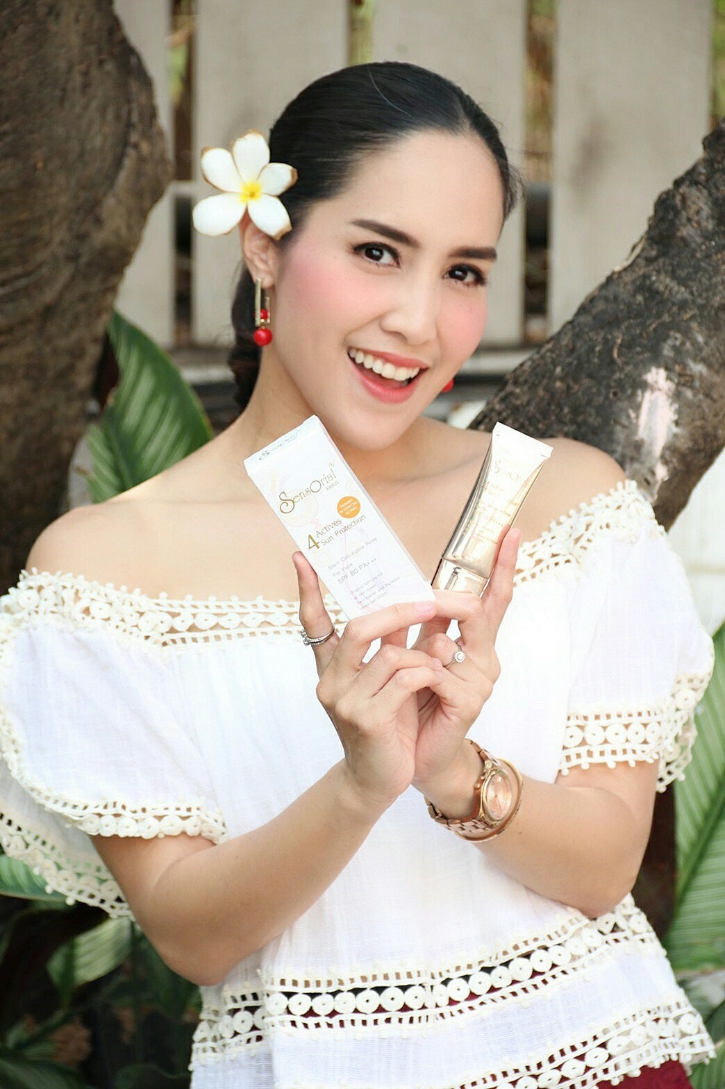 Sensorial Stem Cell Sun Protection SPF Booster 80Personal CareA mild and light sunscreen cream with a non-greasy and silk layer. Brightens your skin tone and shields with UVA, UVB and UVC protection. It can be used as concealer, make up base or cream foun