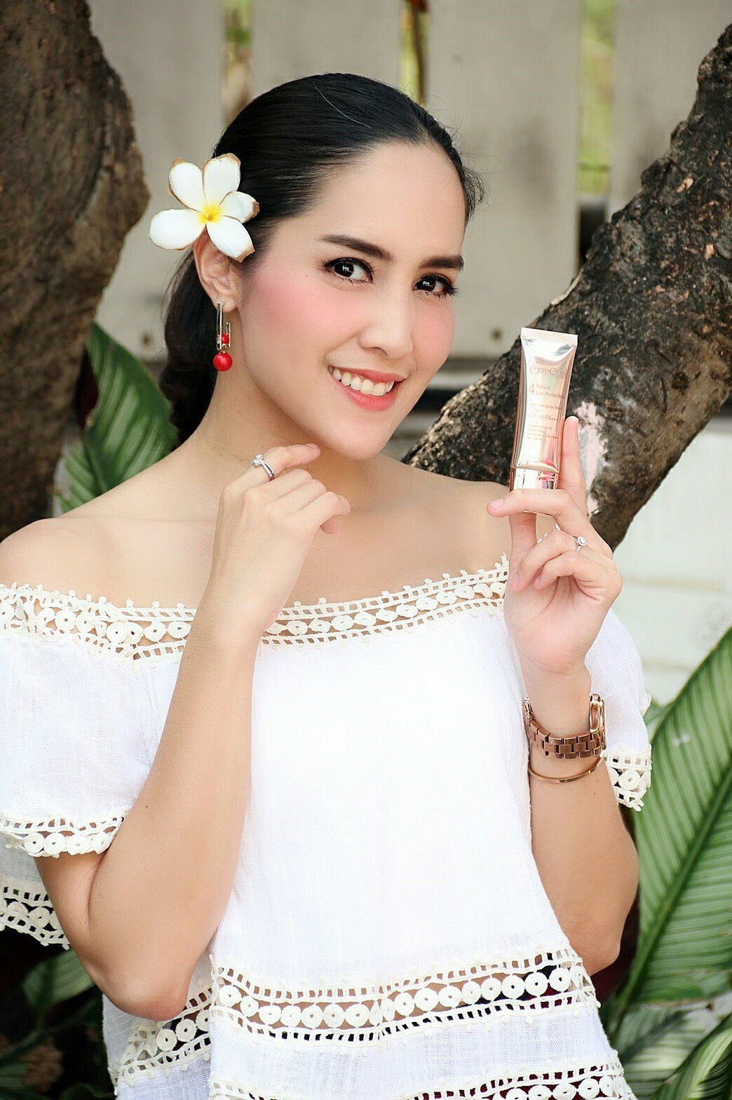 Sensorial Stem Cell Sun Protection SPF Booster 80Personal CareA mild and light sunscreen cream with a non-greasy and silk layer. Brightens your skin tone and shields with UVA, UVB and UVC protection. It can be used as concealer, make up base or cream foun