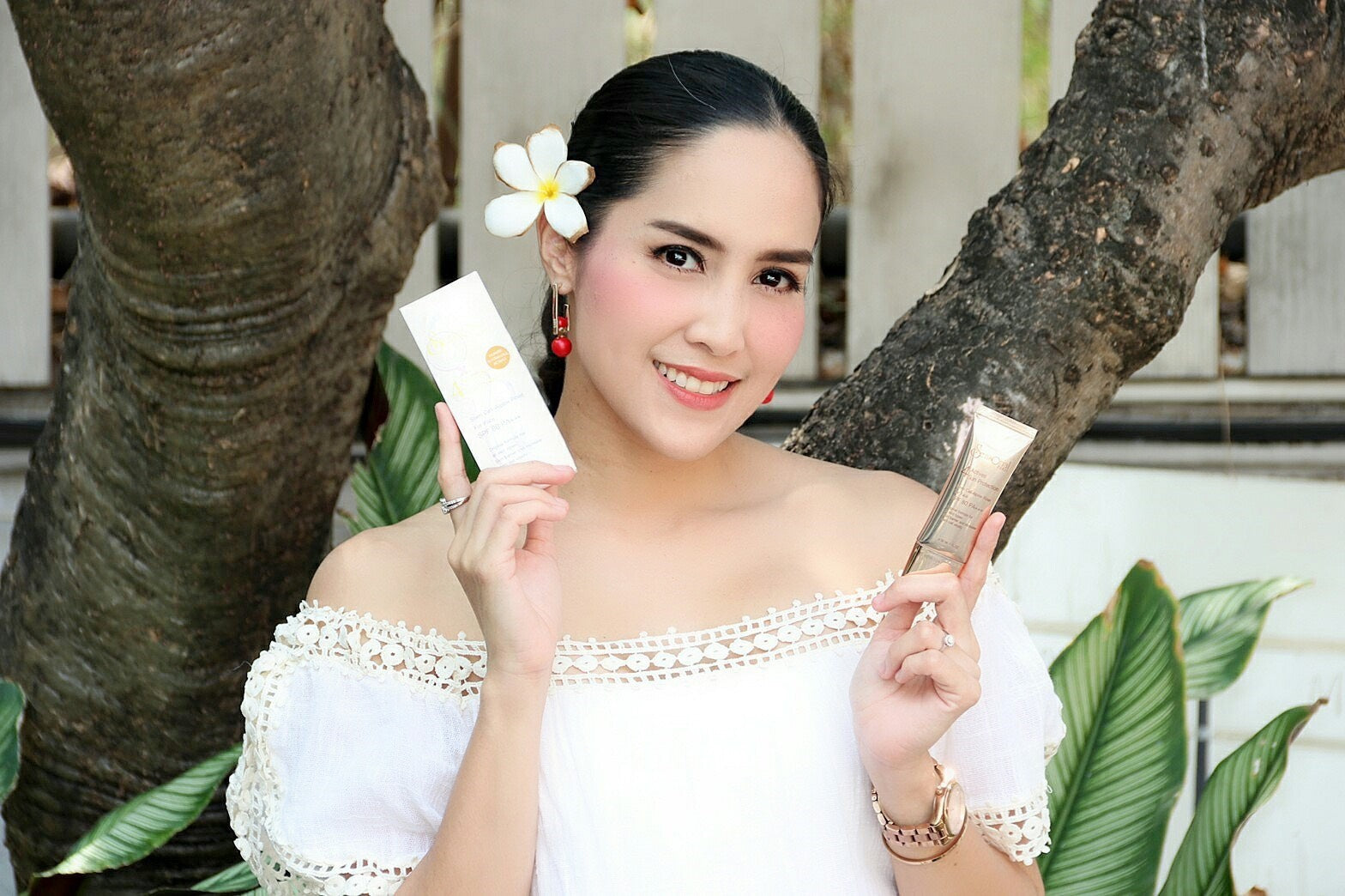 Sensorial Stem Cell Sun Protection SPF Booster 80Personal CareA mild and light sunscreen cream with a non-greasy and silk layer. Brightens your skin tone and shields with UVA, UVB and UVC protection. It can be used as concealer, make up base or cream foun