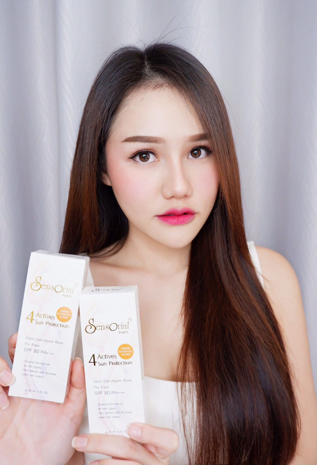 Sensorial Stem Cell Sun Protection SPF Booster 80Personal CareA mild and light sunscreen cream with a non-greasy and silk layer. Brightens your skin tone and shields with UVA, UVB and UVC protection. It can be used as concealer, make up base or cream foun