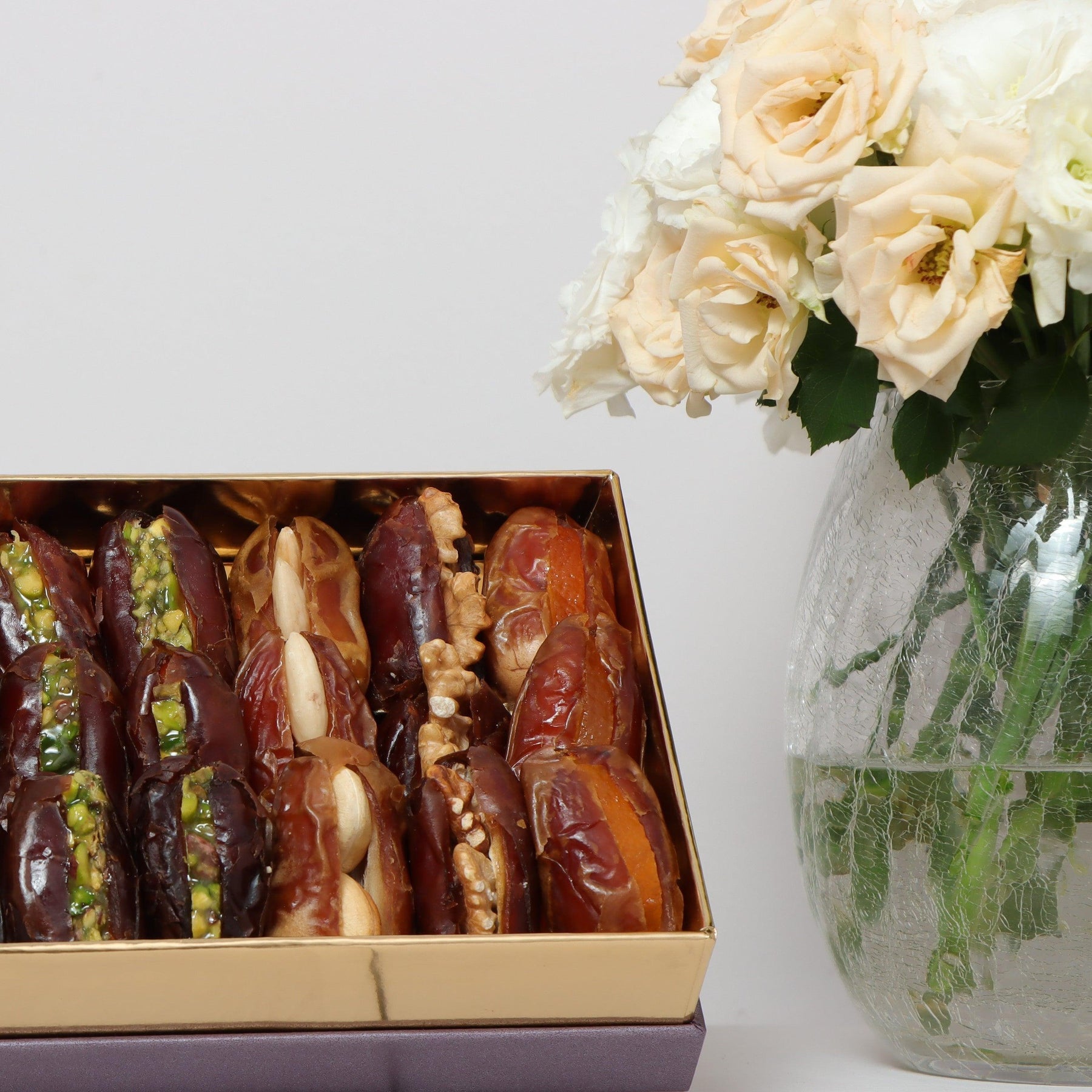 Lite Flower Vase and Stuffed Dates 0.5 KgFlowersIntroducing your go-to Ramadan traditional spring flowers and festive stuffed dates. Order this fabulous combination and have it delivered to your loved ones' homes to add joy and sweetness to their holly mo