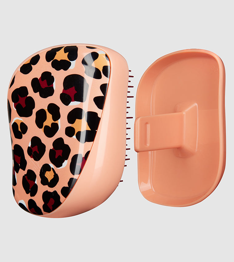 Compact Styler - Apricot Leopard PrintHair CareA handbag friendly design. - You can smooth shine and define anytime and anywhere thanks to its unique two tiered system technology. - The long teeth detangle and the short teeth smooth the hair cuticle for h