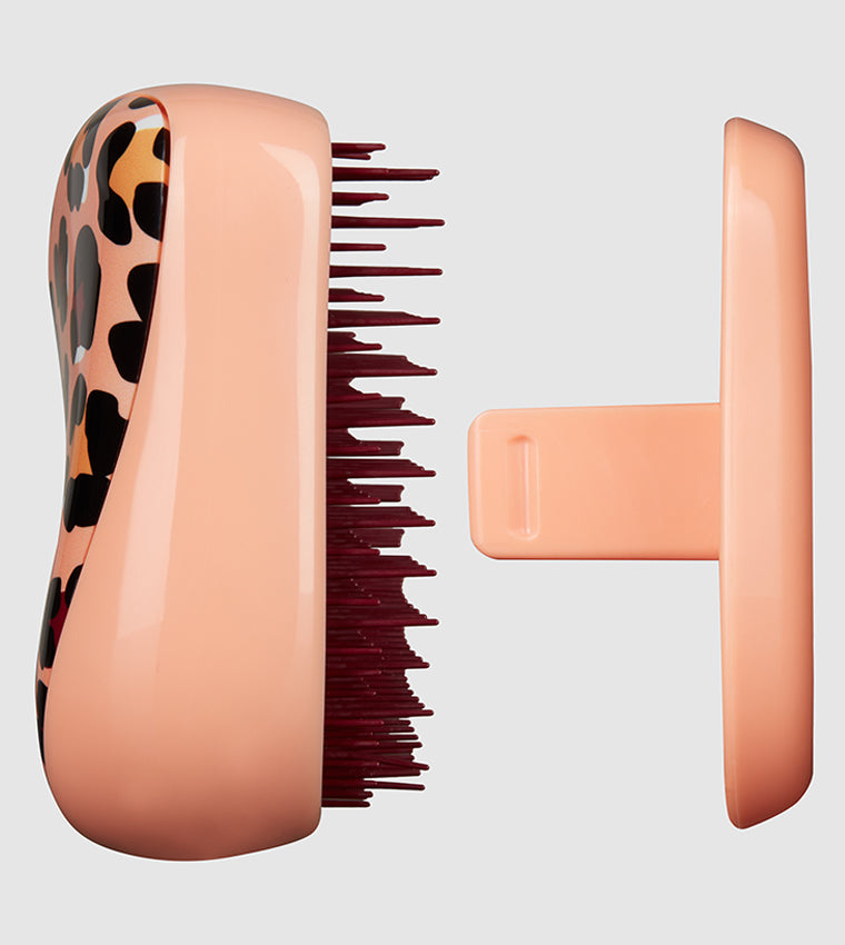 Compact Styler - Apricot Leopard PrintHair CareA handbag friendly design. - You can smooth shine and define anytime and anywhere thanks to its unique two tiered system technology. - The long teeth detangle and the short teeth smooth the hair cuticle for h
