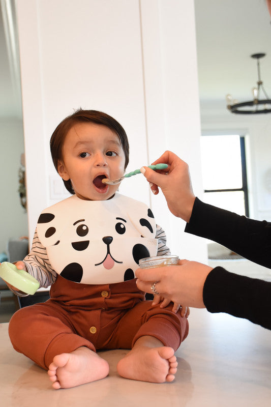 Melii Silicone Bib - Dog DalmationNursing & FeedingWith our Silicone Dog Bib your little one can eat (and stay clean!) in adorable style! Our playful, cute puppy bib is waterproof and makes feeding and mealtime fun! Made of soft high-quality 100% food gra