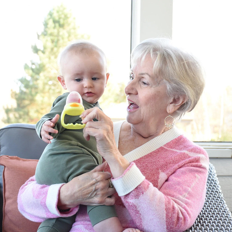 Melii Duck Fresh Feeder YellowNursing & FeedingThese 100% silicone perforated bulbs are the perfect way to safely introduce first solid foods to babies. The small holes in the silicone bulbs allows baby to safely taste small amounts of food. The cute duck