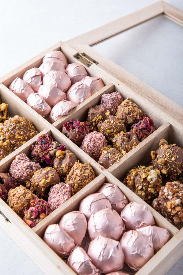 Timeless Diwali Gift by NJDNuts, Dates & Dried FruitsYOUR GIFT CONTAINS Content: Assorted Chocolates 25pcs Assorted Truffles 12pcs Assorted Dates 20pcs Flavors: Assorted Chocolates with Praline, Ganache, Roasted Nuts, Caramel Assorted truffles with Pralin