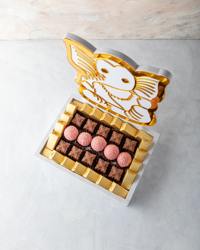 Diwali - Lord Ganesh gift trayChocolate & ConfectioneryYOUR GIFT CONTAINS Content: Truffles - 5 pcs Chocolate -32 pcs Flavors: Assorted Coconut and Rose truffles Chocolate (Milk) - with Nutella, Lotus, Peanut Butter, Pistachio, Caramel and Biscoff Box dim