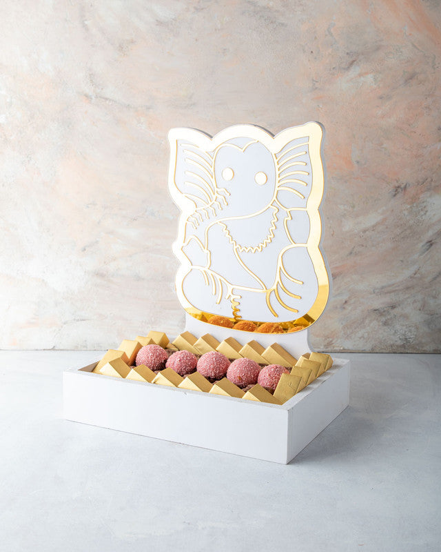 Diwali - Lord Ganesh gift trayChocolate & ConfectioneryYOUR GIFT CONTAINS Content: Truffles - 5 pcs Chocolate -32 pcs Flavors: Assorted Coconut and Rose truffles Chocolate (Milk) - with Nutella, Lotus, Peanut Butter, Pistachio, Caramel and Biscoff Box dim