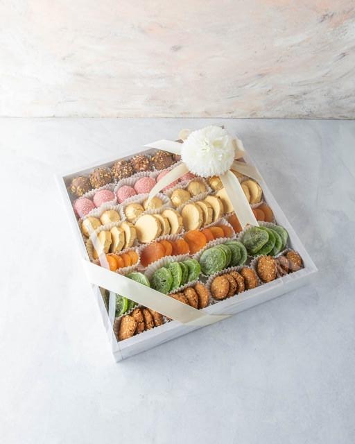 Seven of a kind by NJDNuts, Dates & Dried FruitsYOUR GIFT CONTAINS Content: Truffles 24pcs Chocolate covered Oreo coins 12pcs Dried Apricot 160gms Dried Kiwis 130gms Savory cookies 150gms Flavors: Truffles: Roasted Nuts, Rose & Coconut and Pralines Tray d