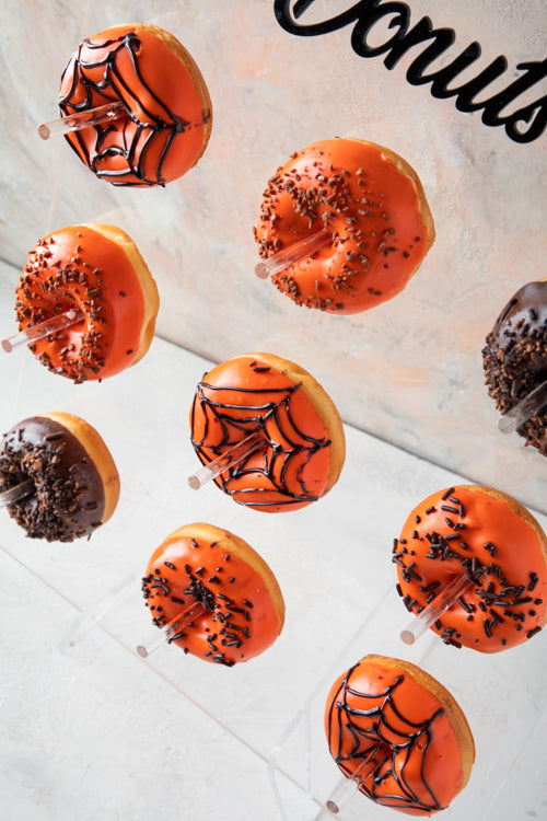 Halloween Donut WallChocolate & Confectionery9pcs Halloween doughnuts comes packed on the wall as seen in the picture Wall dimensions: Wide: 30cm Height: 40cm HANDLING AND STORAGE Keep away from direct heat and sunlight All our products are made to order