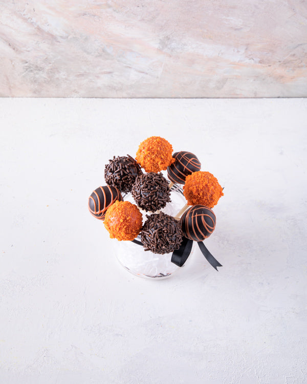 Halloween PopsChocolate & ConfectioneryBrownie and vanilla flavors 9 piece cake pops decorated in Halloween colors. They are served in a cake pop box Box dimensions: Base: 8cmx8cm Height: 9cm HANDLING AND STORAGE Keep away from direct heat and sunlight Al