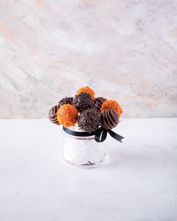 Halloween PopsChocolate & ConfectioneryBrownie and vanilla flavors 9 piece cake pops decorated in Halloween colors. They are served in a cake pop box Box dimensions: Base: 8cmx8cm Height: 9cm HANDLING AND STORAGE Keep away from direct heat and sunlight Al