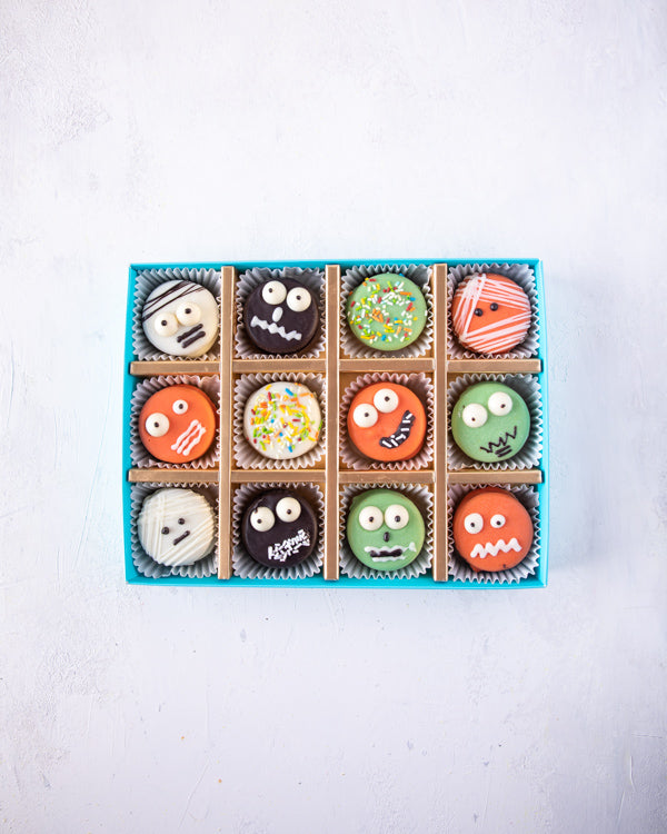 Spooky Yummy OreoSnacks12pcs Chocolate Oreo sandwiched in delicious milk and colorful chocolate. Each piece is hand designed in spooky combinations Packed as shown in the picture Box dimensions: length: 19cm wide: 24cm HANDLING AND STORAGE Keep away from