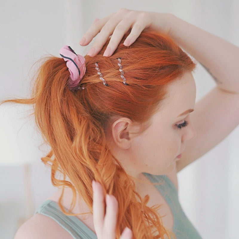 IB SPRUNCHIE Pink MantraHair Carethe adjustable headband with HAIRLOVETECH perfect fit traceless design superior comfort fully adjustable to your head 100% recylcable packaging 1. Stretch the headband out 2. Put the headband on your head 3. Push the loose