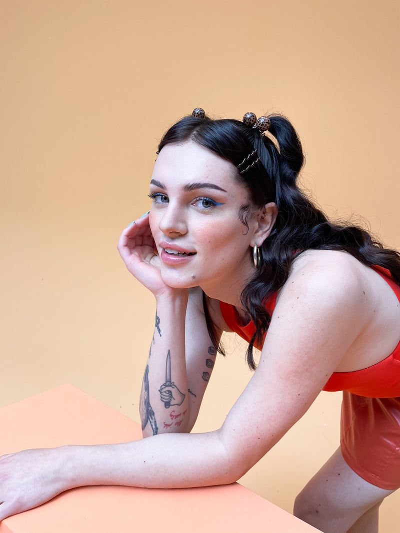 ORIGINAL TWINS Purrfection (HP)Hair CareWelcome invisibobble's newest addition to the team: the TWINS. Inspired by the past but looking forward, this innovative hair spiral gives a nostalgic look in a timeless design. The TWINS are especially hair-loving,